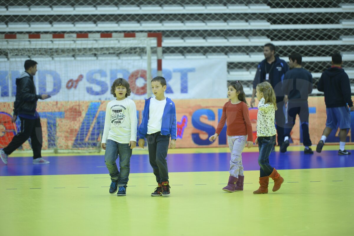 FOTO Hai, în play-off! » "Tricolorii" au cîştigat aseară la opt goluri diferenţă derbyul grupei a doua de calificare şi visează acum că vor ajunge la turneul final din Qatar, de peste doi ani