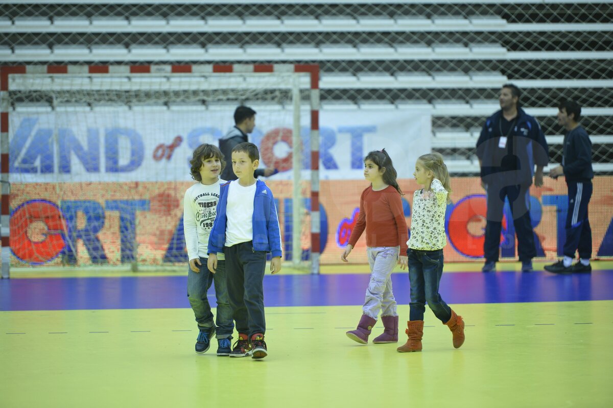 FOTO Hai, în play-off! » "Tricolorii" au cîştigat aseară la opt goluri diferenţă derbyul grupei a doua de calificare şi visează acum că vor ajunge la turneul final din Qatar, de peste doi ani