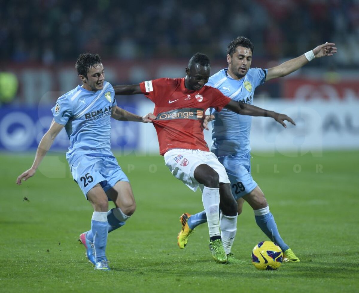 FOTO şi VIDEO "Cîinii" urcă pe 6 şi-l demit pe Pelici » Dinamo - FC Braşov 2-1