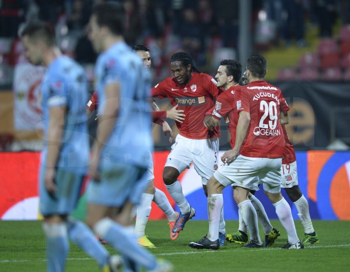 FOTO şi VIDEO "Cîinii" urcă pe 6 şi-l demit pe Pelici » Dinamo - FC Braşov 2-1