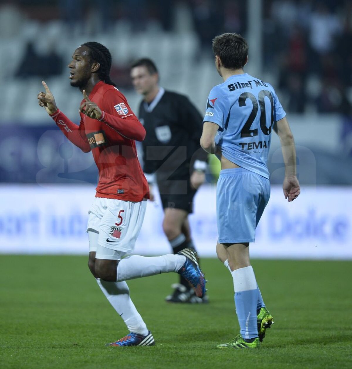 FOTO şi VIDEO "Cîinii" urcă pe 6 şi-l demit pe Pelici » Dinamo - FC Braşov 2-1
