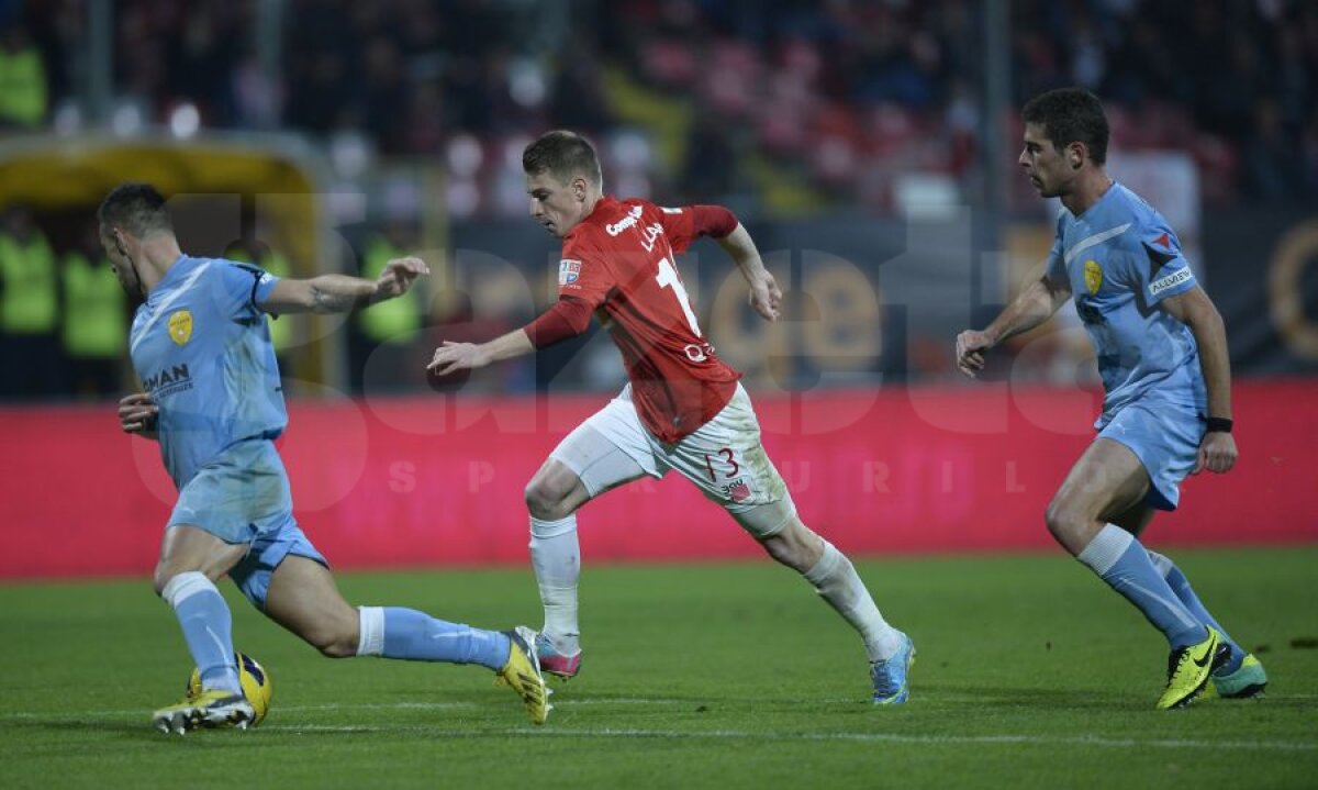 FOTO şi VIDEO "Cîinii" urcă pe 6 şi-l demit pe Pelici » Dinamo - FC Braşov 2-1