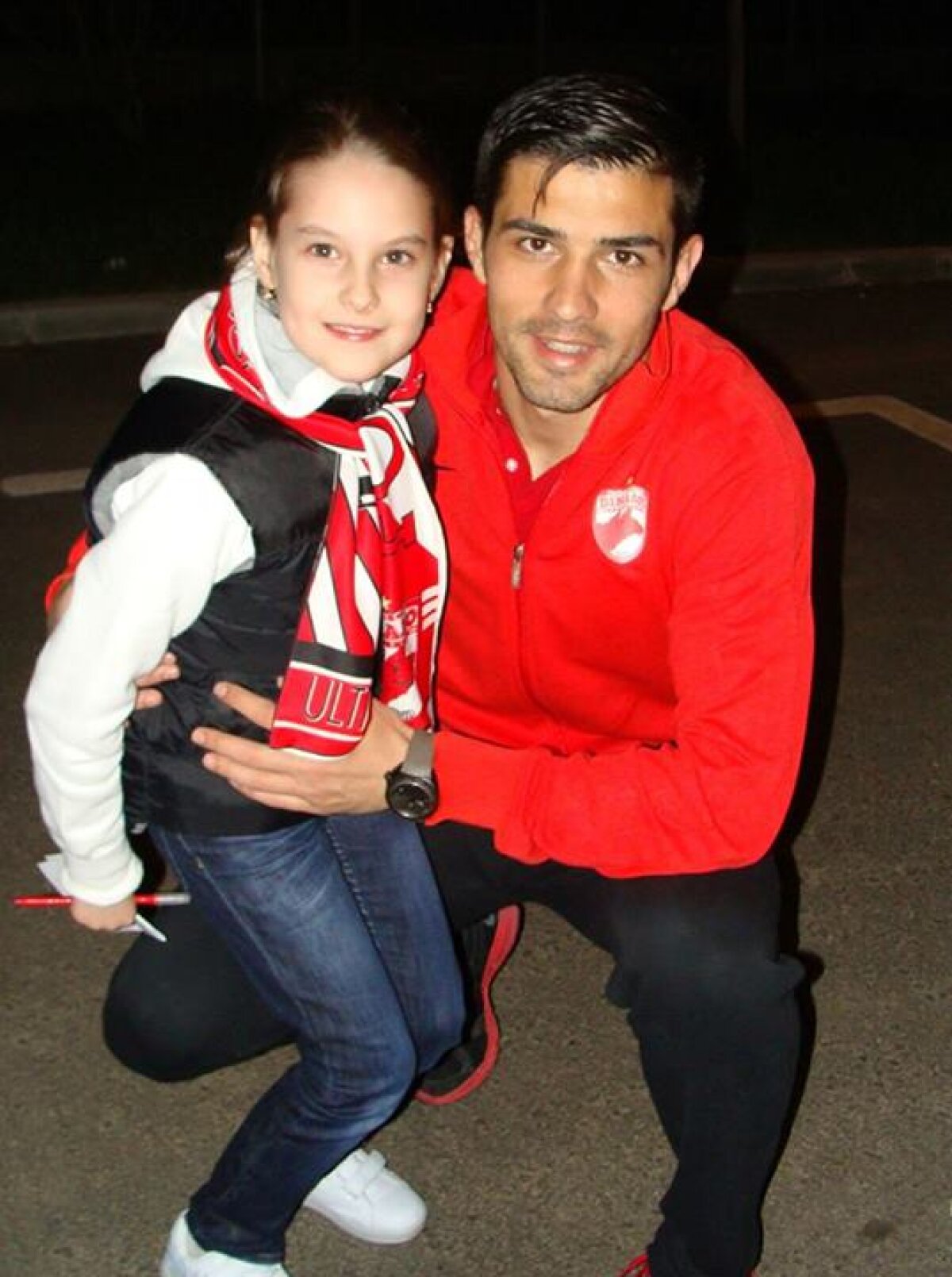 GALERIE FOTO Dinamoviştii i-au făcut o surpriză unei suportere, care la 10 ani nu ratează nici un meci :)