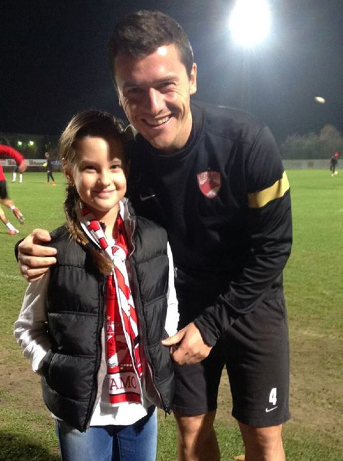 GALERIE FOTO Dinamoviştii i-au făcut o surpriză unei suportere, care la 10 ani nu ratează nici un meci :)