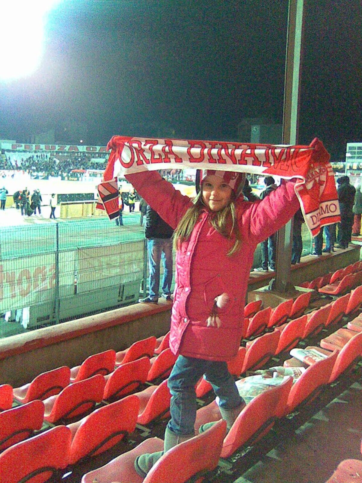 GALERIE FOTO Dinamoviştii i-au făcut o surpriză unei suportere, care la 10 ani nu ratează nici un meci :)