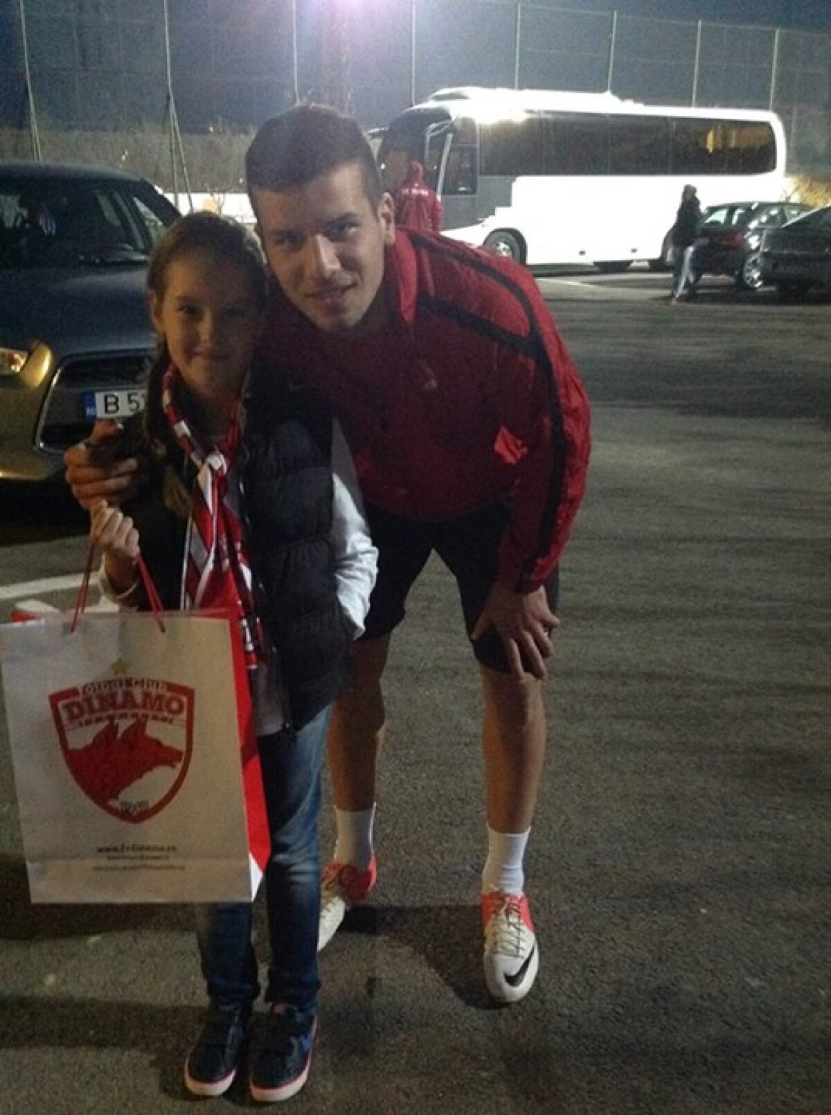 GALERIE FOTO Dinamoviştii i-au făcut o surpriză unei suportere, care la 10 ani nu ratează nici un meci :)