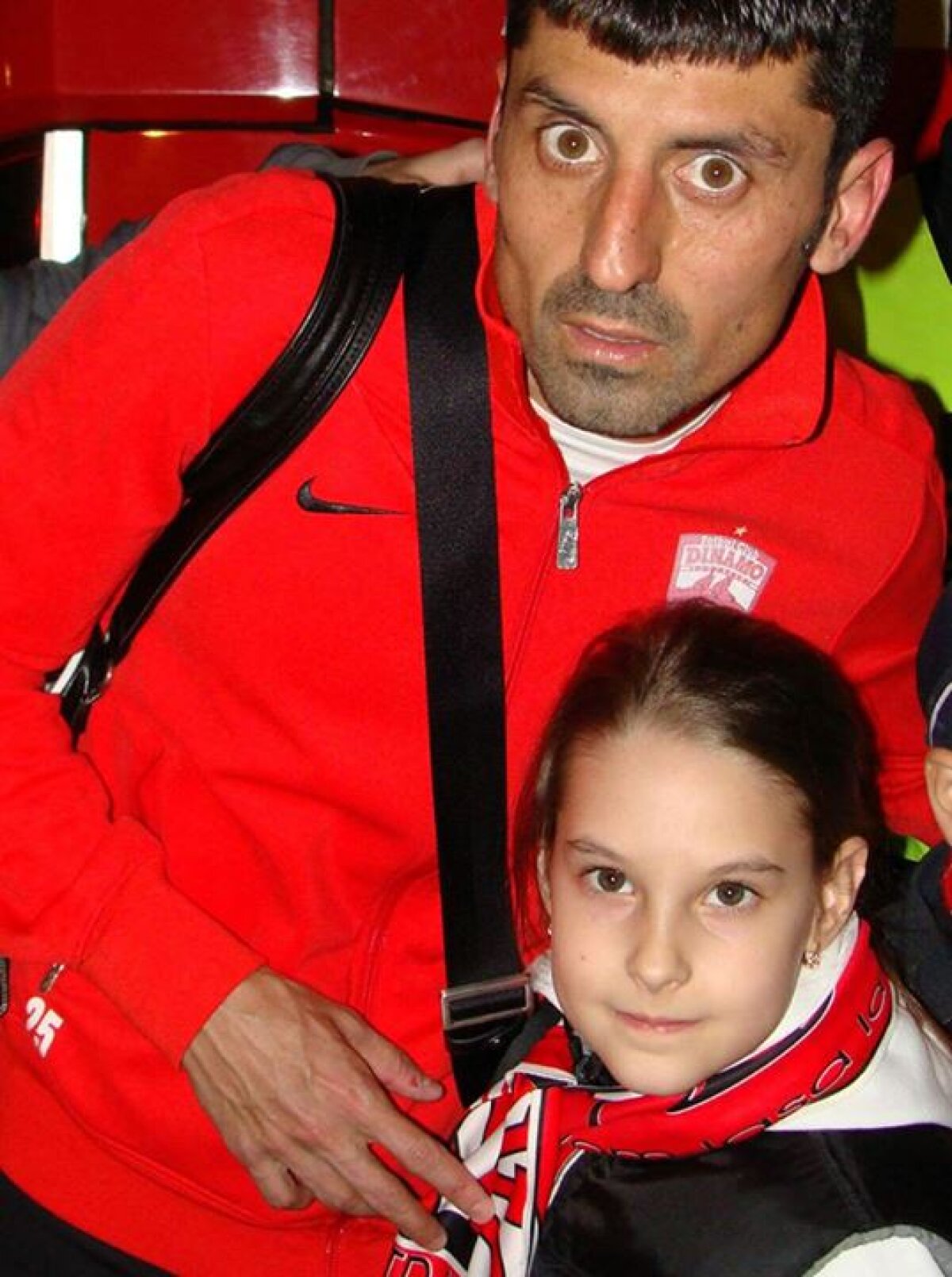 GALERIE FOTO Dinamoviştii i-au făcut o surpriză unei suportere, care la 10 ani nu ratează nici un meci :)