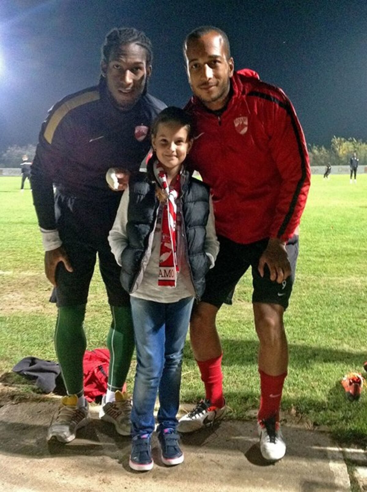 GALERIE FOTO Dinamoviştii i-au făcut o surpriză unei suportere, care la 10 ani nu ratează nici un meci :)