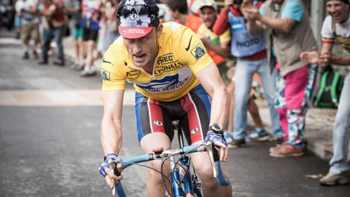 Prima poză cu Ben Foster, cel care îl interpretează pe Lance Armstrong într-un film despre viaţa fostului ciclist. Seamănă?