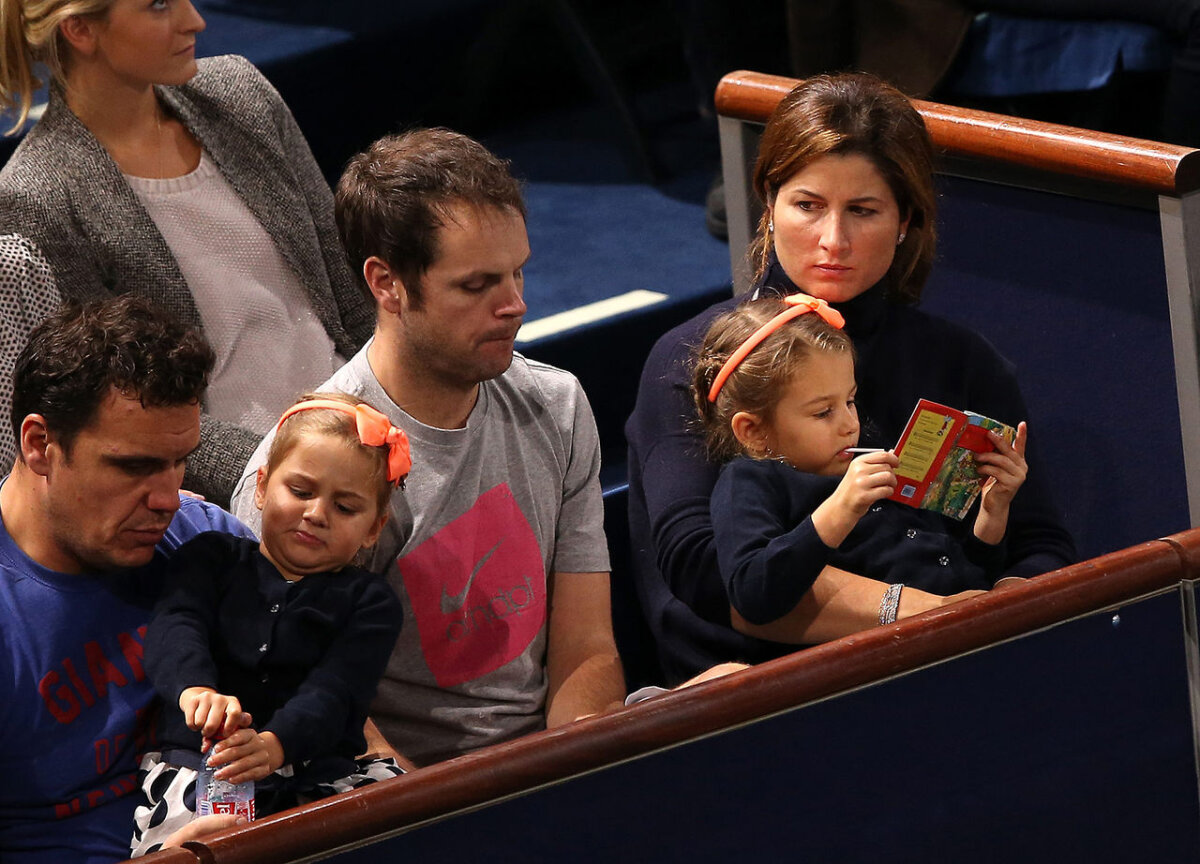 FOTO Gemenele lui Federer sînt adorabile » Micuţele au făcut show în timpul unui meci al tatălui lor la Paris