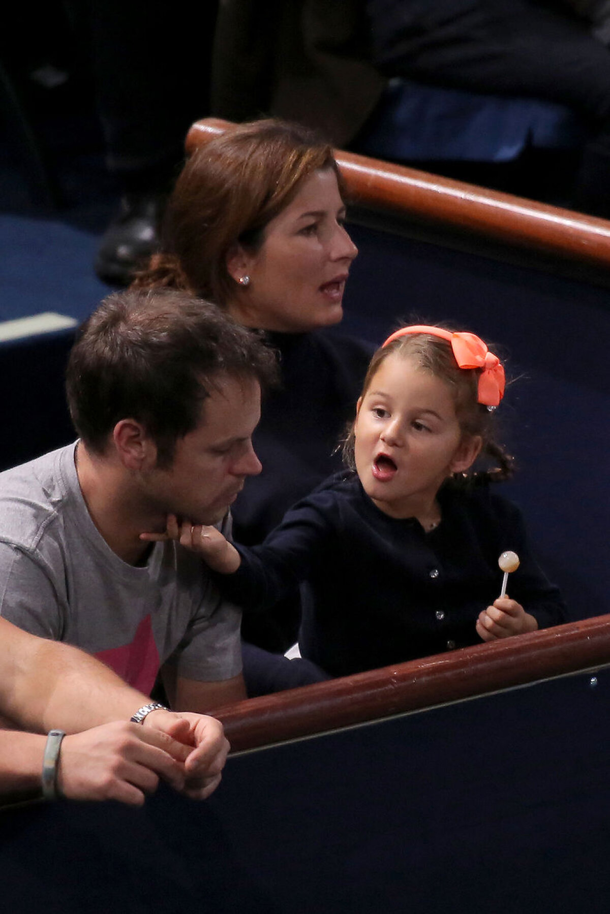 FOTO Gemenele lui Federer sînt adorabile » Micuţele au făcut show în timpul unui meci al tatălui lor la Paris