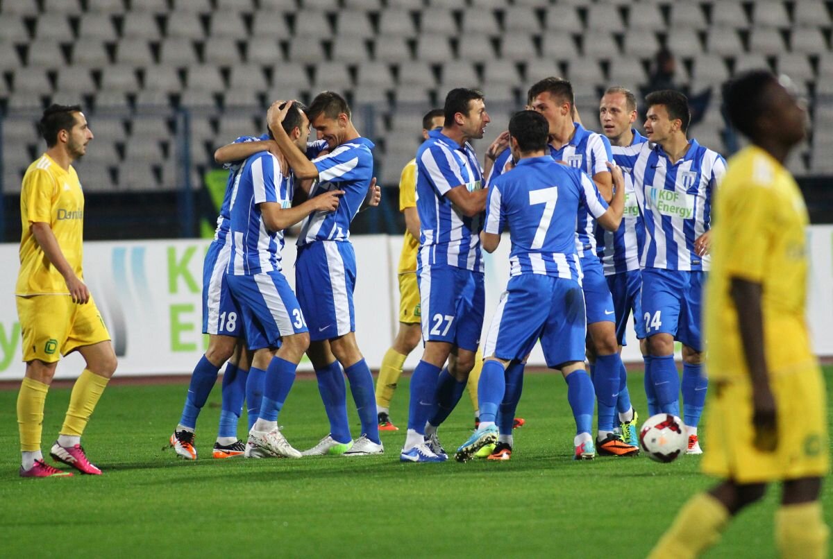 Evoluţii diferite pentru cele două grupări craiovene » CS U defilează, FC U clachează