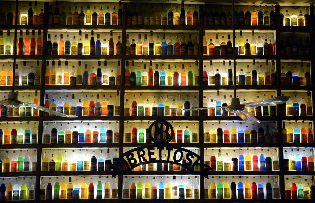 Casa Uzo » Incursiune într-un loc unic şi spectaculos: cea mai veche distilerie de alcool din Atena