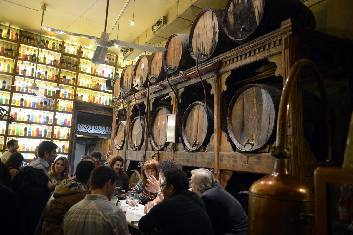 Casa Uzo » Incursiune într-un loc unic şi spectaculos: cea mai veche distilerie de alcool din Atena