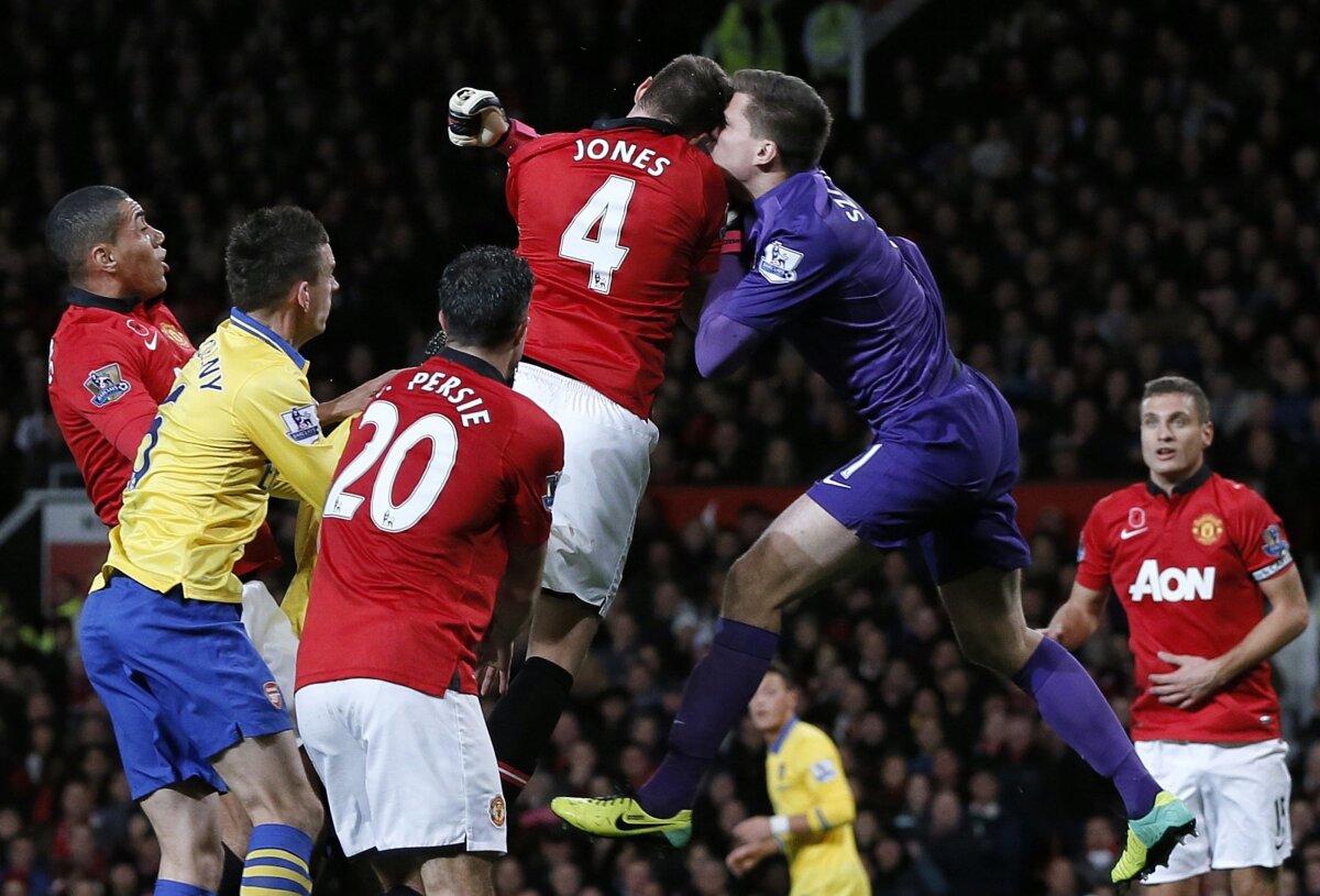 VIDEO Derby cu accidentări teribile: Szczesny şi Vidici au avut probleme în United - Arsenal 1-0
