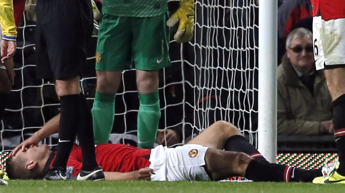 VIDEO Derby cu accidentări teribile: Szczesny şi Vidici au avut probleme în United - Arsenal 1-0