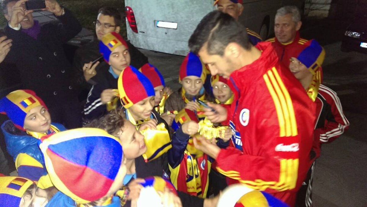 FOTO Tricolorii au fost vizitaţi în cantonament de puştii de la Şcoala Europeană: "Să le urmăm exemplul"