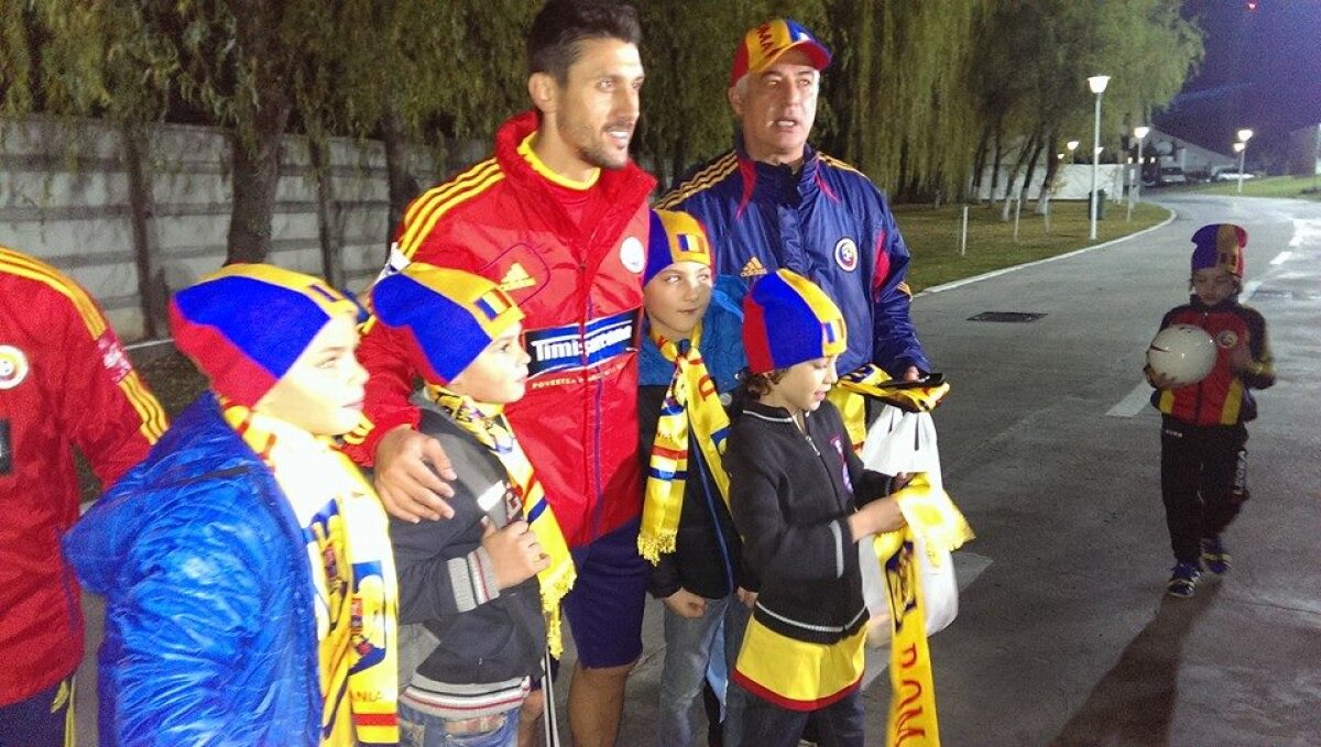 FOTO Tricolorii au fost vizitaţi în cantonament de puştii de la Şcoala Europeană: "Să le urmăm exemplul"