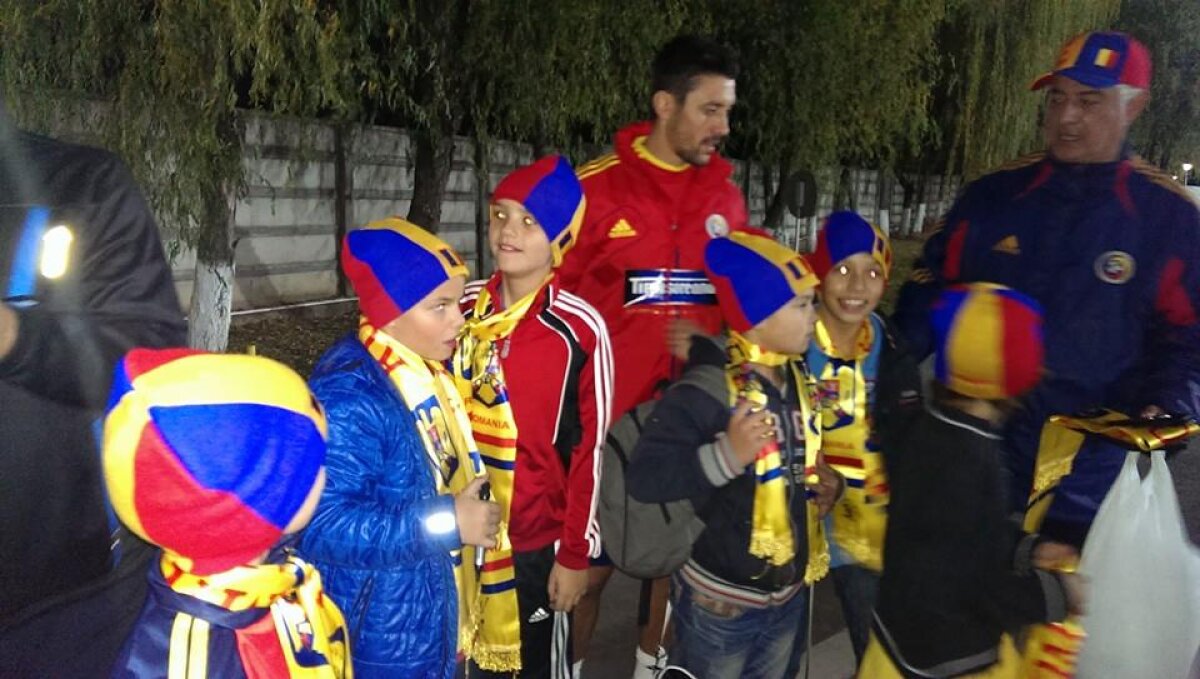 FOTO Tricolorii au fost vizitaţi în cantonament de puştii de la Şcoala Europeană: "Să le urmăm exemplul"