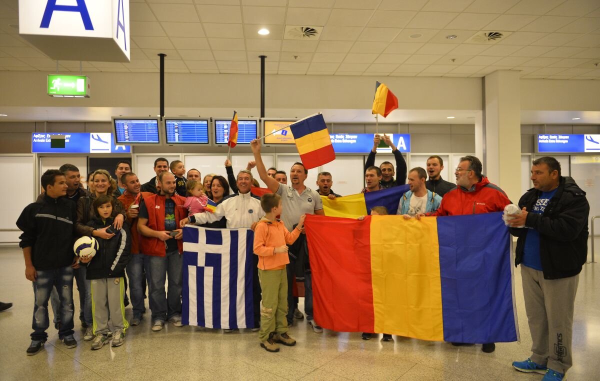 FOTO Ploaia a stat la Atena, după sosirea tricolorilor în Grecia: "Victor Piţurcă şi jucătorii / Ne aduc numai victorii!"