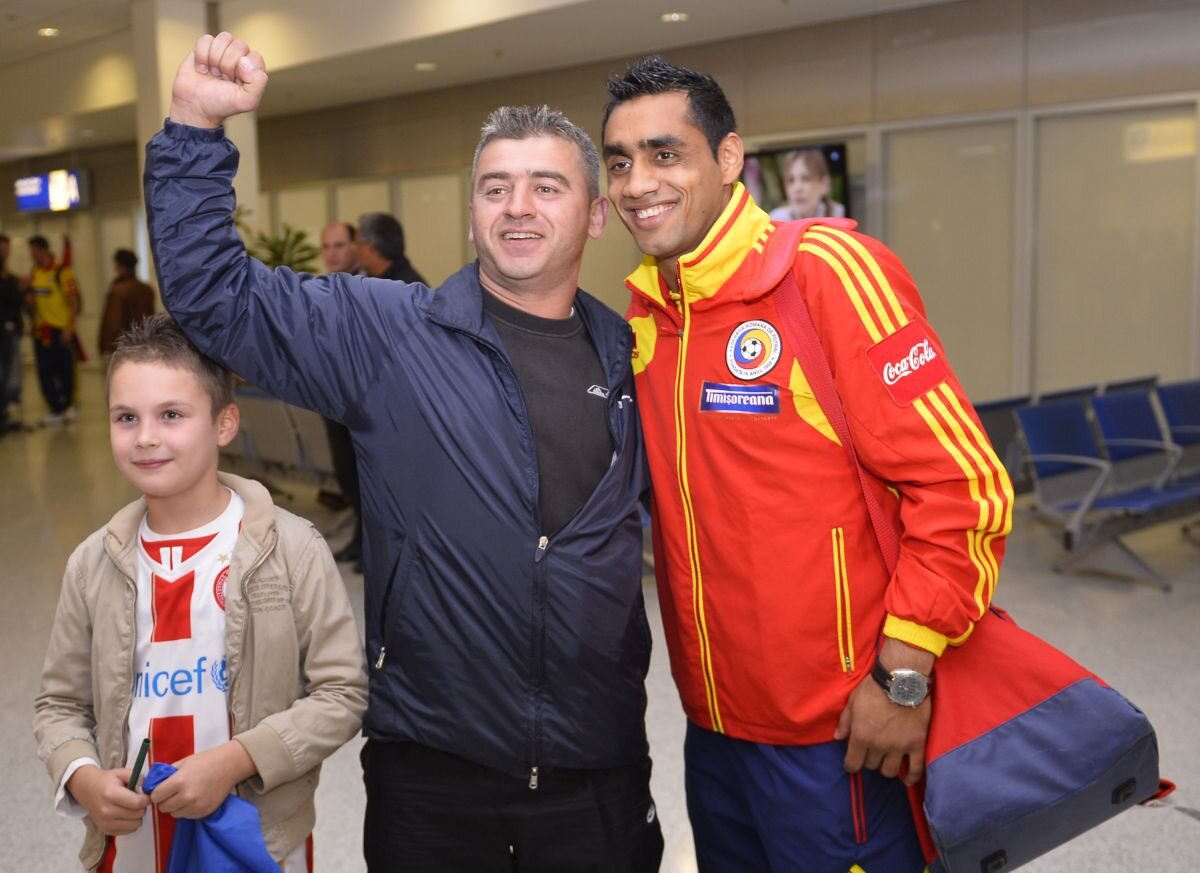 FOTO Ploaia a stat la Atena, după sosirea tricolorilor în Grecia: "Victor Piţurcă şi jucătorii / Ne aduc numai victorii!"