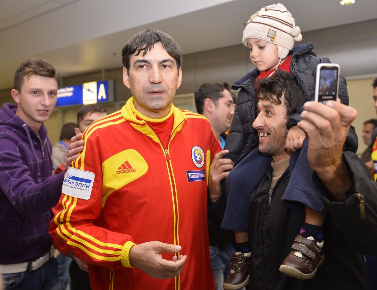 FOTO Ploaia a stat la Atena, după sosirea tricolorilor în Grecia: "Victor Piţurcă şi jucătorii / Ne aduc numai victorii!"