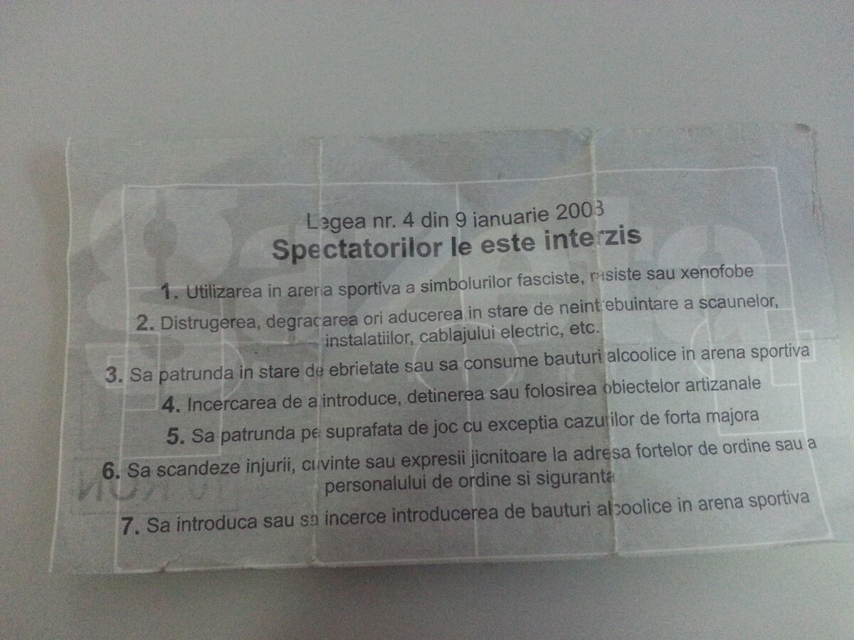 FOTO Cît trebuie sa îndure un suporter oltean: "Ţii cu cu Ştiinţa? Scoate banu'!"