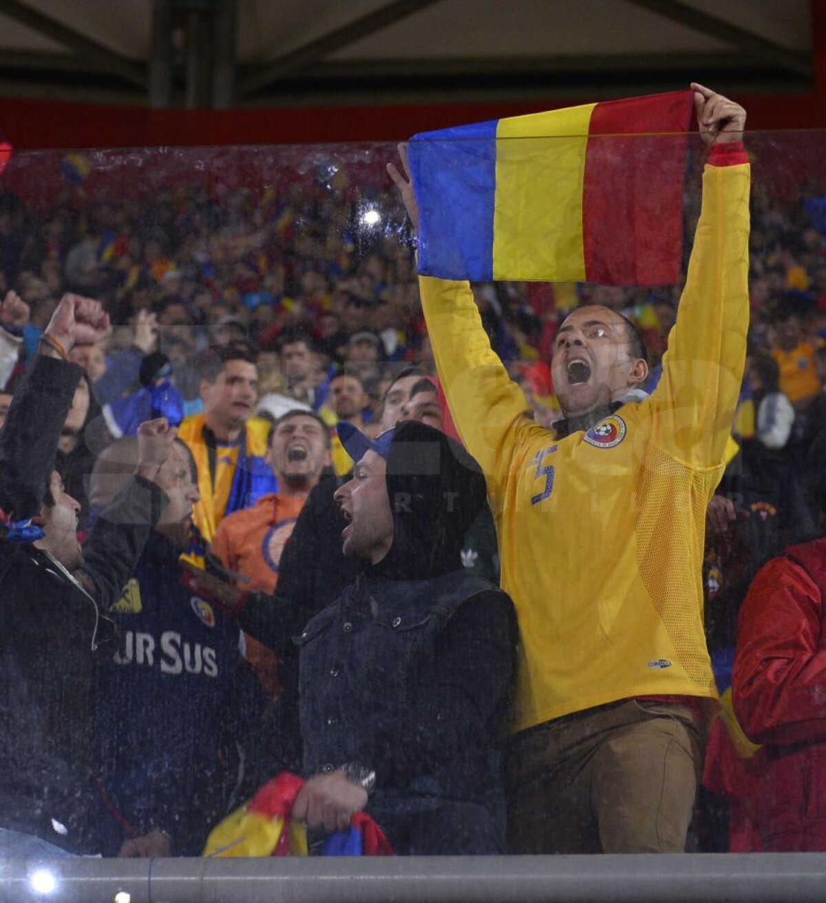 FOTO Fanii români au făcut show pe "Karaiskakis" » I-au pus la respect pe greci în prima repriză