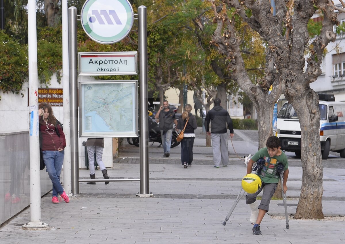 FOTO Entuziaşti şi explozivi » Cei 3.000 de fani români strînşi în sectorul rezervat oaspeţilor nu s-au lăsat copleşiţi de zecile de mii de greci
