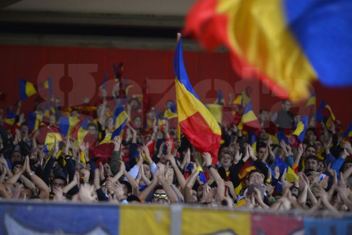 FOTO Entuziaşti şi explozivi » Cei 3.000 de fani români strînşi în sectorul rezervat oaspeţilor nu s-au lăsat copleşiţi de zecile de mii de greci