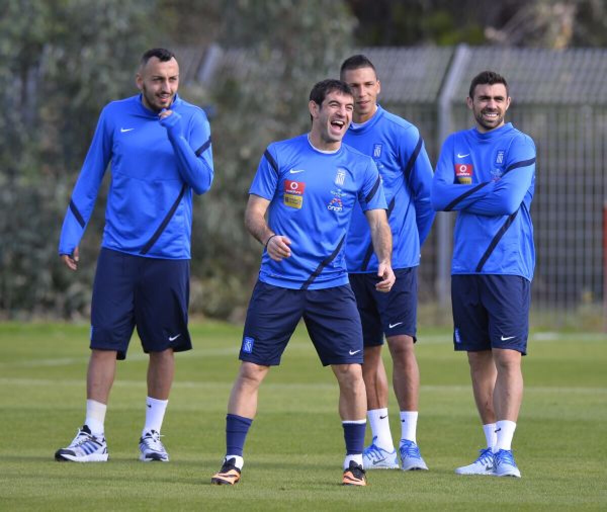 FOTO Au obţinut trei puncte :) » Antrenament lejer pentru titularii greci şi zîmbete la adresa eroului lor