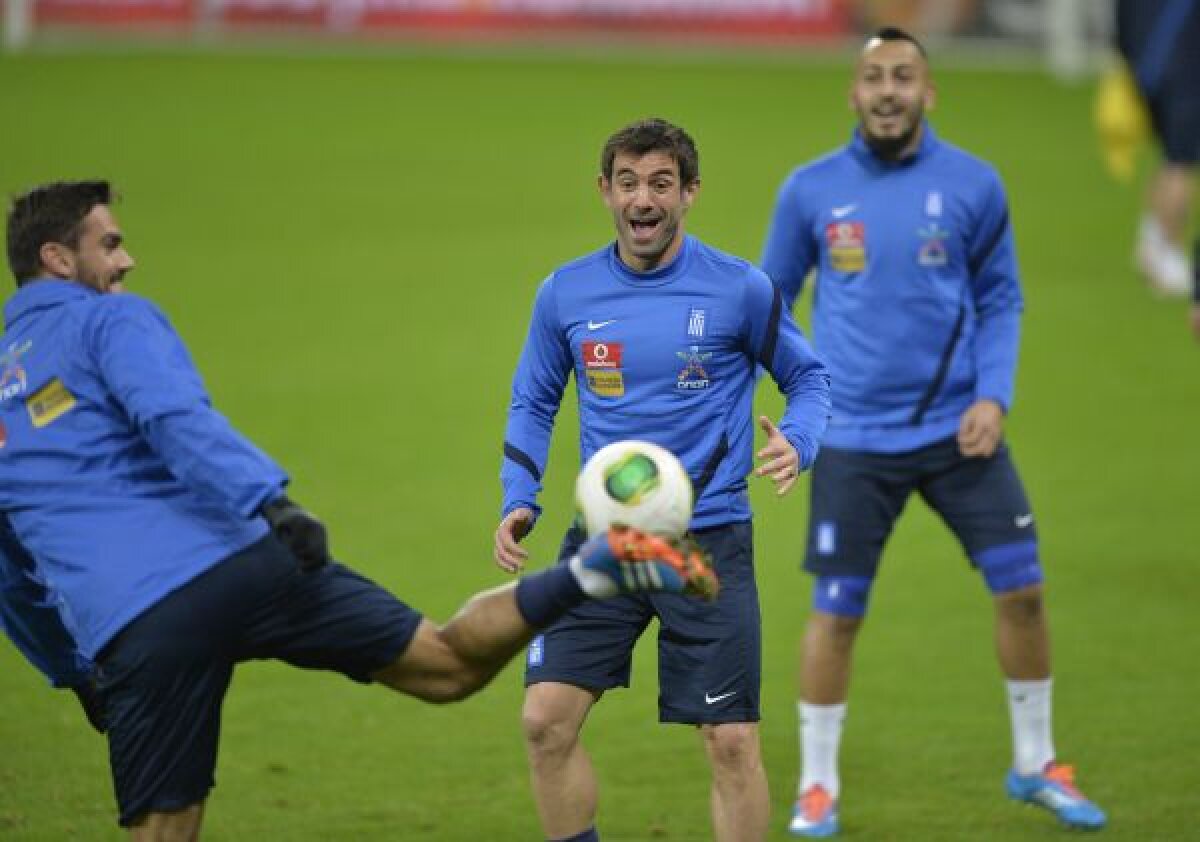 Epopeea lui "Dimitroglou" » Elenii au sosit ieri, relaxaţi, la Bucureşti: "Încrezători în calificare, dar modeşti şi concentraţi pînă la final"