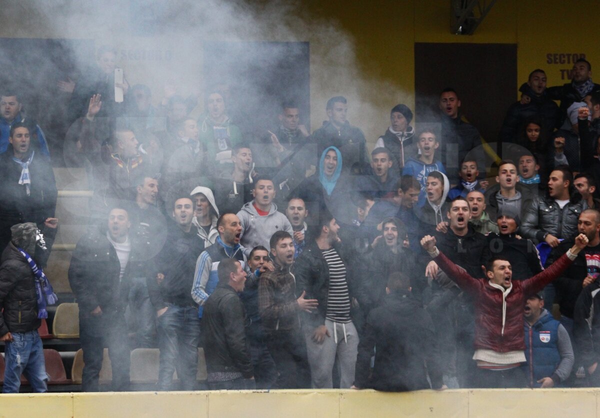 FOTO şi VIDEO La ultimul antrenament al echipei înaintea derby-ului Craiovei, fanii Universităţii au cîntat şi au ars fularul marii rivale