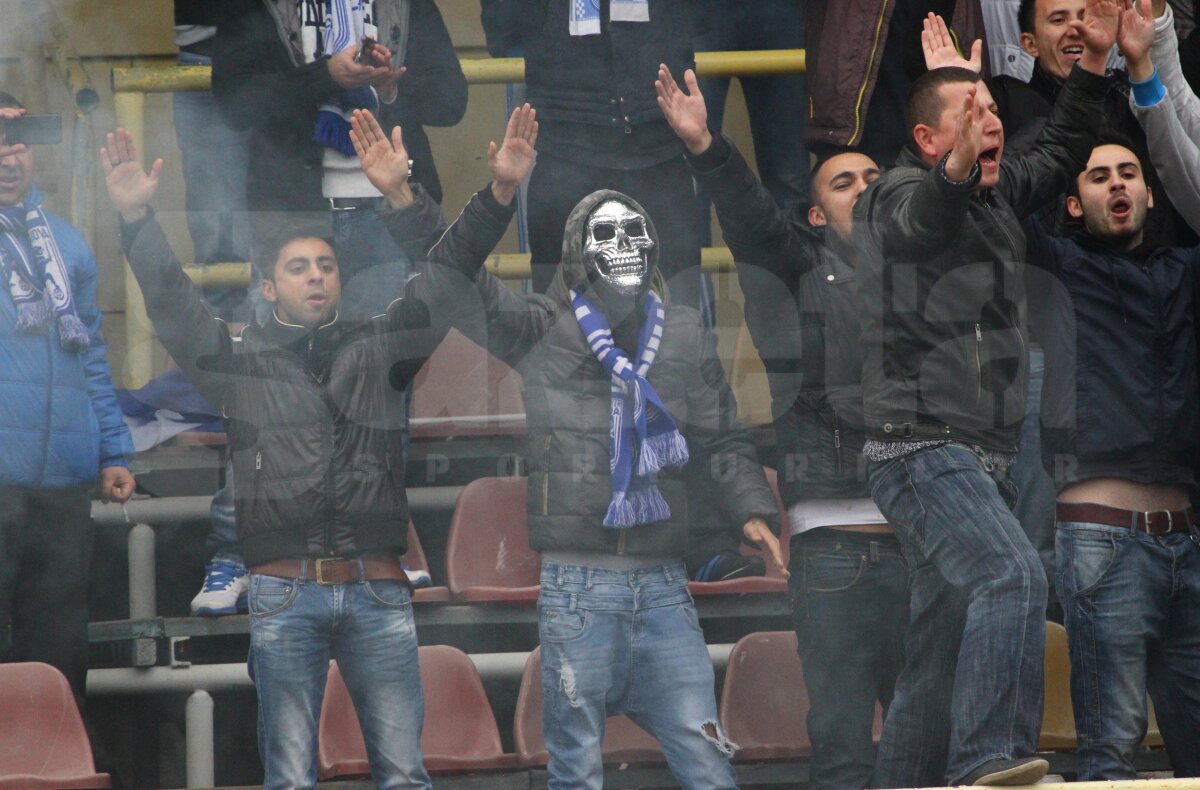 FOTO şi VIDEO La ultimul antrenament al echipei înaintea derby-ului Craiovei, fanii Universităţii au cîntat şi au ars fularul marii rivale