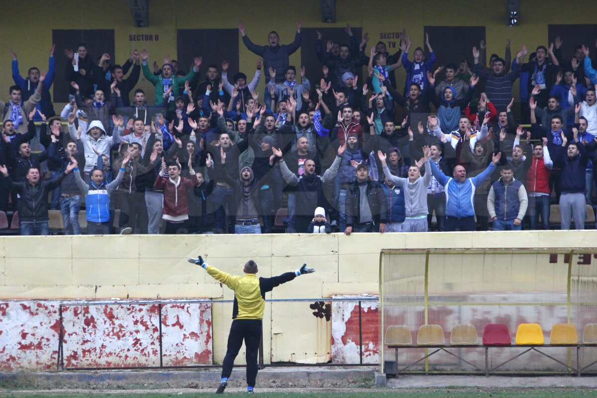 FOTO şi VIDEO La ultimul antrenament al echipei înaintea derby-ului Craiovei, fanii Universităţii au cîntat şi au ars fularul marii rivale