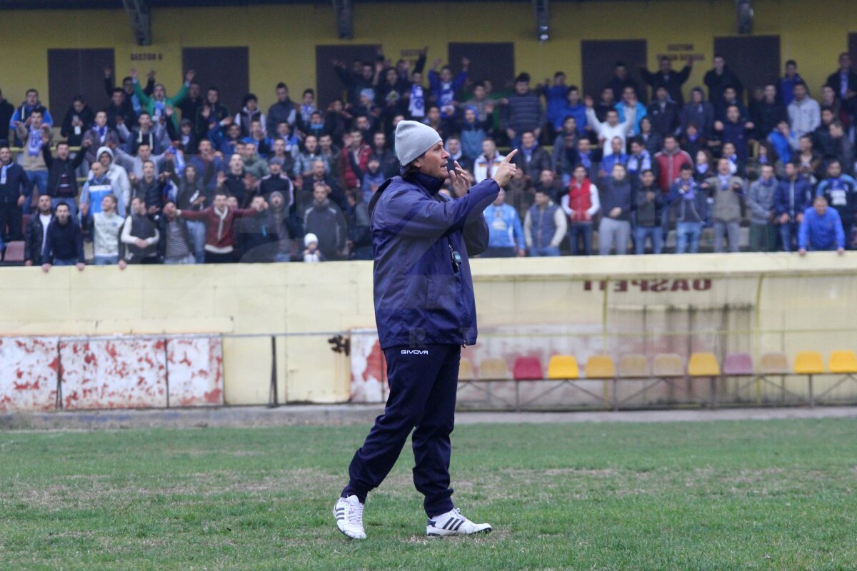 FOTO şi VIDEO La ultimul antrenament al echipei înaintea derby-ului Craiovei, fanii Universităţii au cîntat şi au ars fularul marii rivale