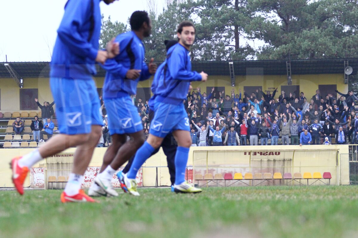 FOTO şi VIDEO La ultimul antrenament al echipei înaintea derby-ului Craiovei, fanii Universităţii au cîntat şi au ars fularul marii rivale