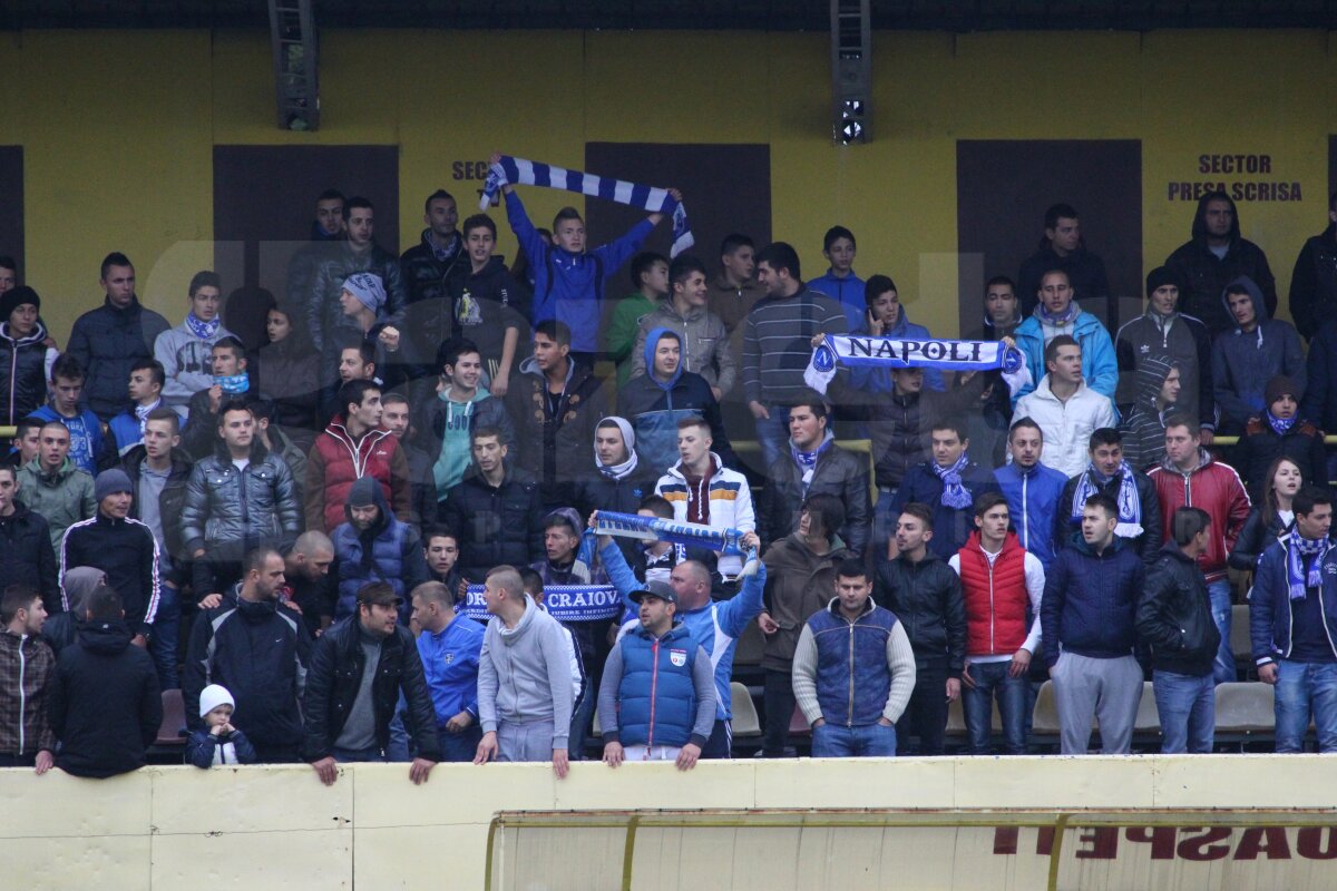 FOTO şi VIDEO La ultimul antrenament al echipei înaintea derby-ului Craiovei, fanii Universităţii au cîntat şi au ars fularul marii rivale