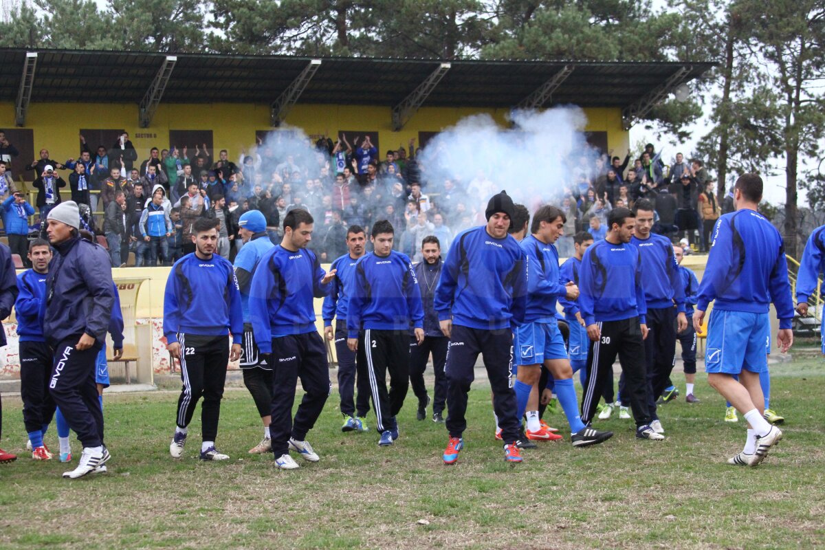 FOTO şi VIDEO La ultimul antrenament al echipei înaintea derby-ului Craiovei, fanii Universităţii au cîntat şi au ars fularul marii rivale