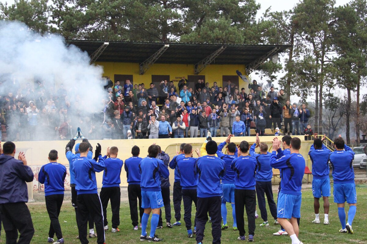 FOTO şi VIDEO La ultimul antrenament al echipei înaintea derby-ului Craiovei, fanii Universităţii au cîntat şi au ars fularul marii rivale