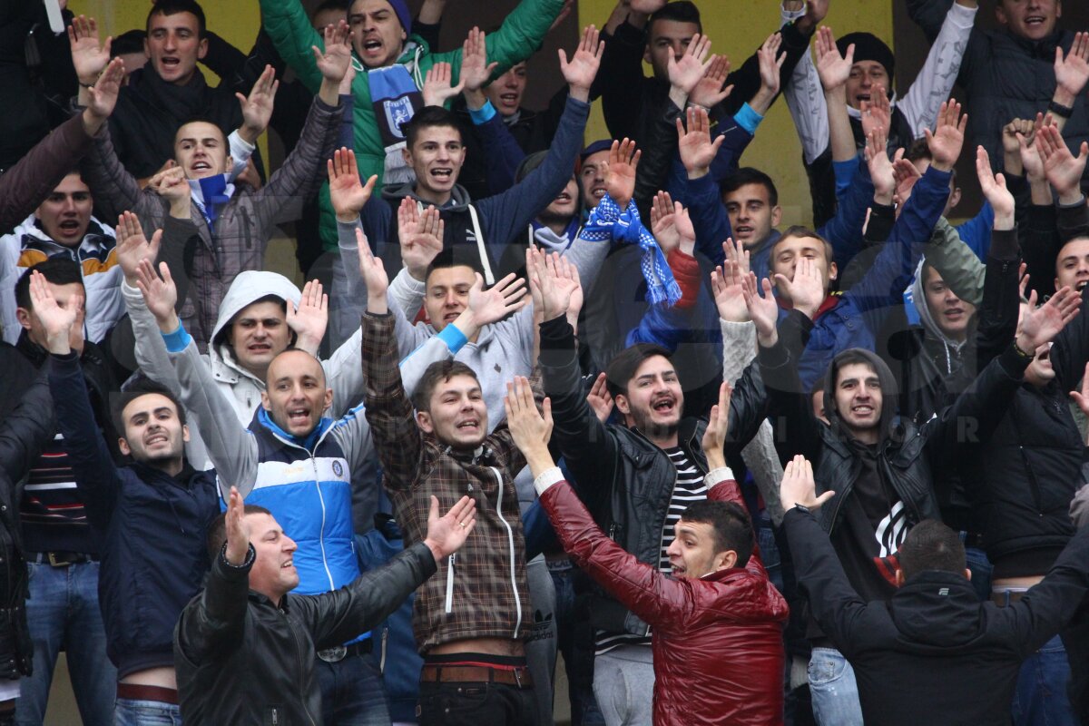 FOTO şi VIDEO La ultimul antrenament al echipei înaintea derby-ului Craiovei, fanii Universităţii au cîntat şi au ars fularul marii rivale