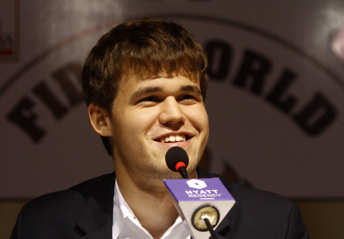 FOTO&VIDEO Magnus Carlsen este noul campion mondial de şah » Cine este norvegianul comparat cu Garry Kasparov