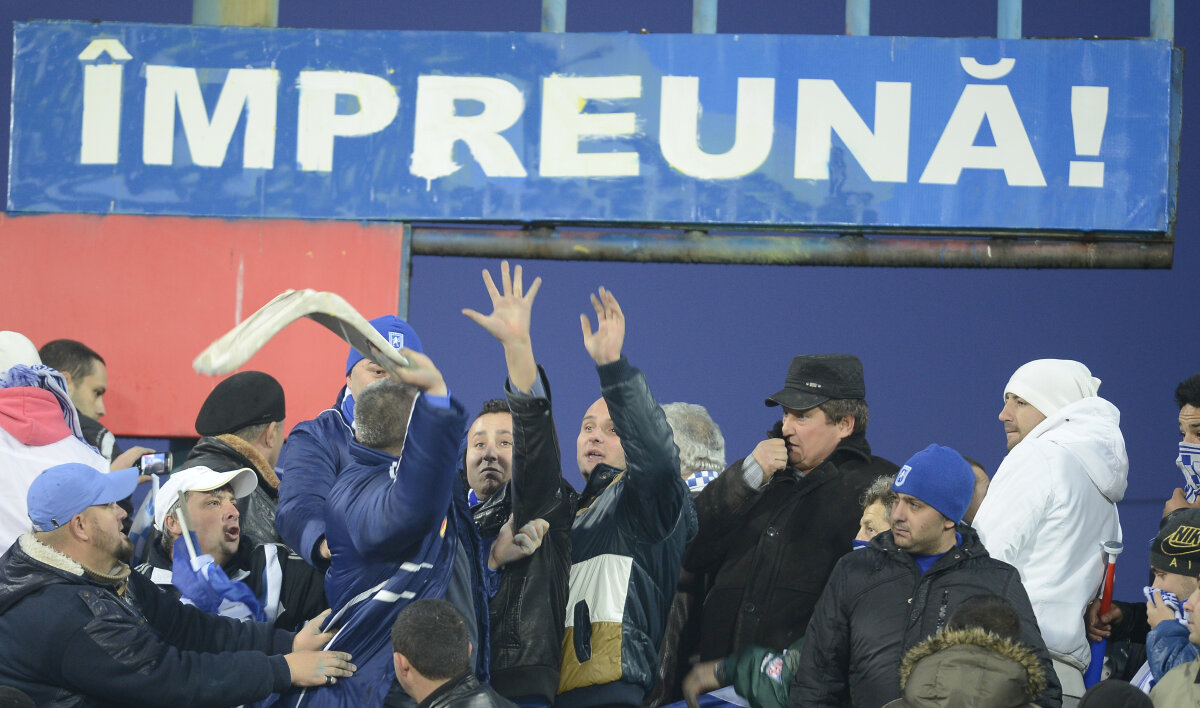 FOTO Imagini inedite oferite de derby-ul Craiovei » Oaspeţii au vrut să acopere emblema gazdelor cu un steag uriaş :D