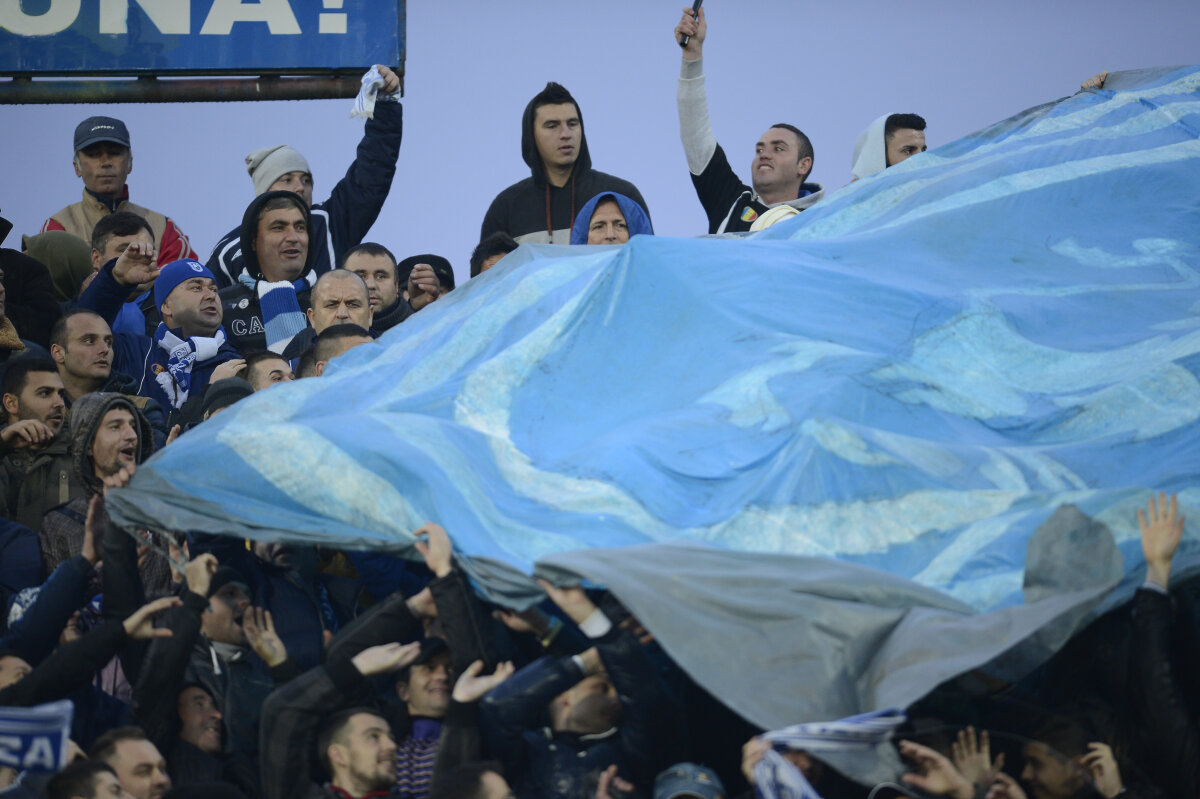 FOTO Imagini inedite oferite de derby-ul Craiovei » Oaspeţii au vrut să acopere emblema gazdelor cu un steag uriaş :D