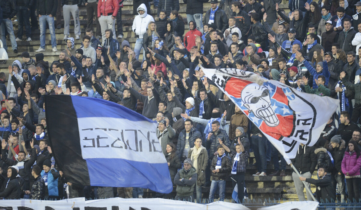 FOTO Imagini inedite oferite de derby-ul Craiovei » Oaspeţii au vrut să acopere emblema gazdelor cu un steag uriaş :D
