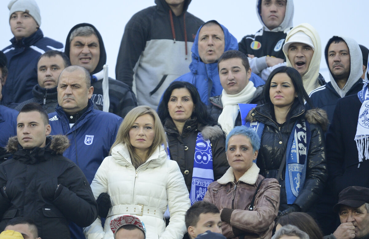 FOTO Imagini inedite oferite de derby-ul Craiovei » Oaspeţii au vrut să acopere emblema gazdelor cu un steag uriaş :D