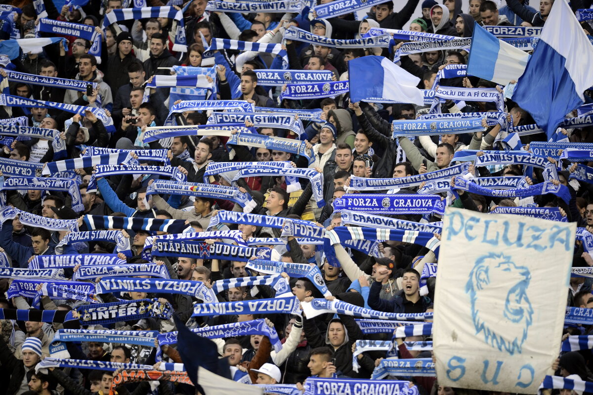 FOTO Imagini inedite oferite de derby-ul Craiovei » Oaspeţii au vrut să acopere emblema gazdelor cu un steag uriaş :D