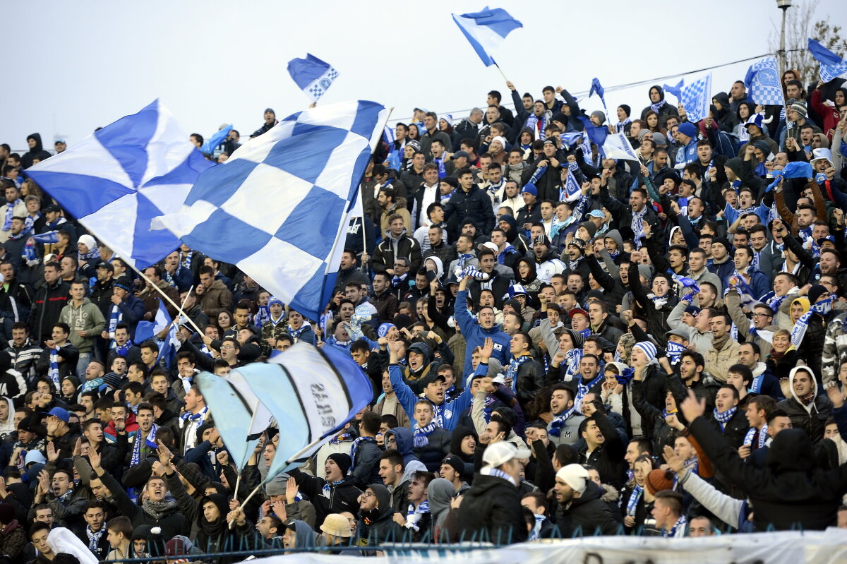 FOTO Imagini inedite oferite de derby-ul Craiovei » Oaspeţii au vrut să acopere emblema gazdelor cu un steag uriaş :D