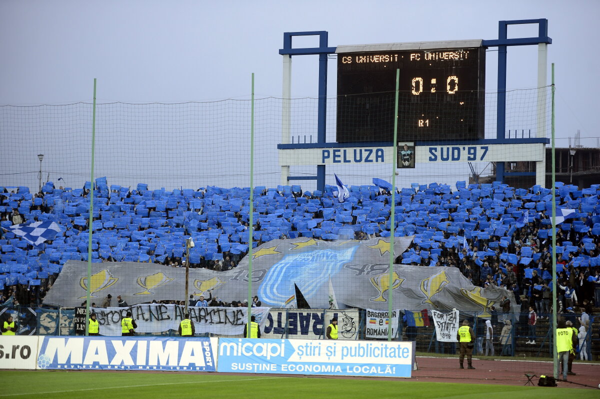 FOTO Imagini inedite oferite de derby-ul Craiovei » Oaspeţii au vrut să acopere emblema gazdelor cu un steag uriaş :D