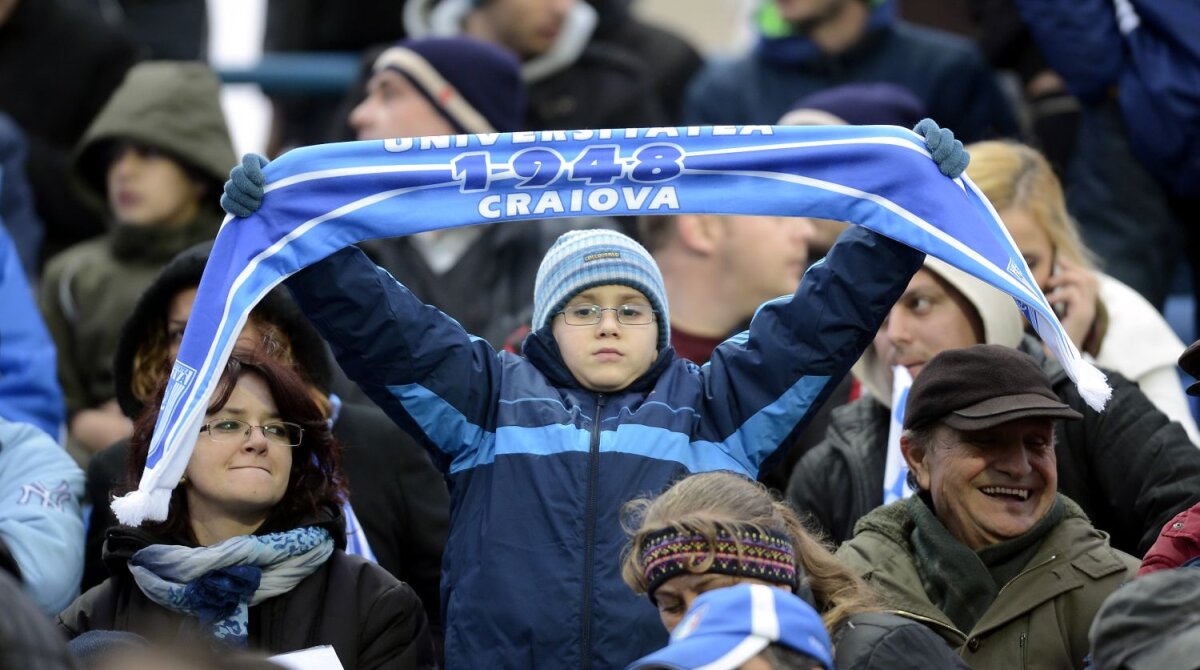 FOTO Iubire? Trădare? Alb-albastru » Primul derby în Bănie între cele două Craiove: peste 18.000 de spectatori cu trăiri intense